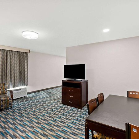 Days Inn & Suites By Wyndham Mesa Near Phoenix Exterior photo