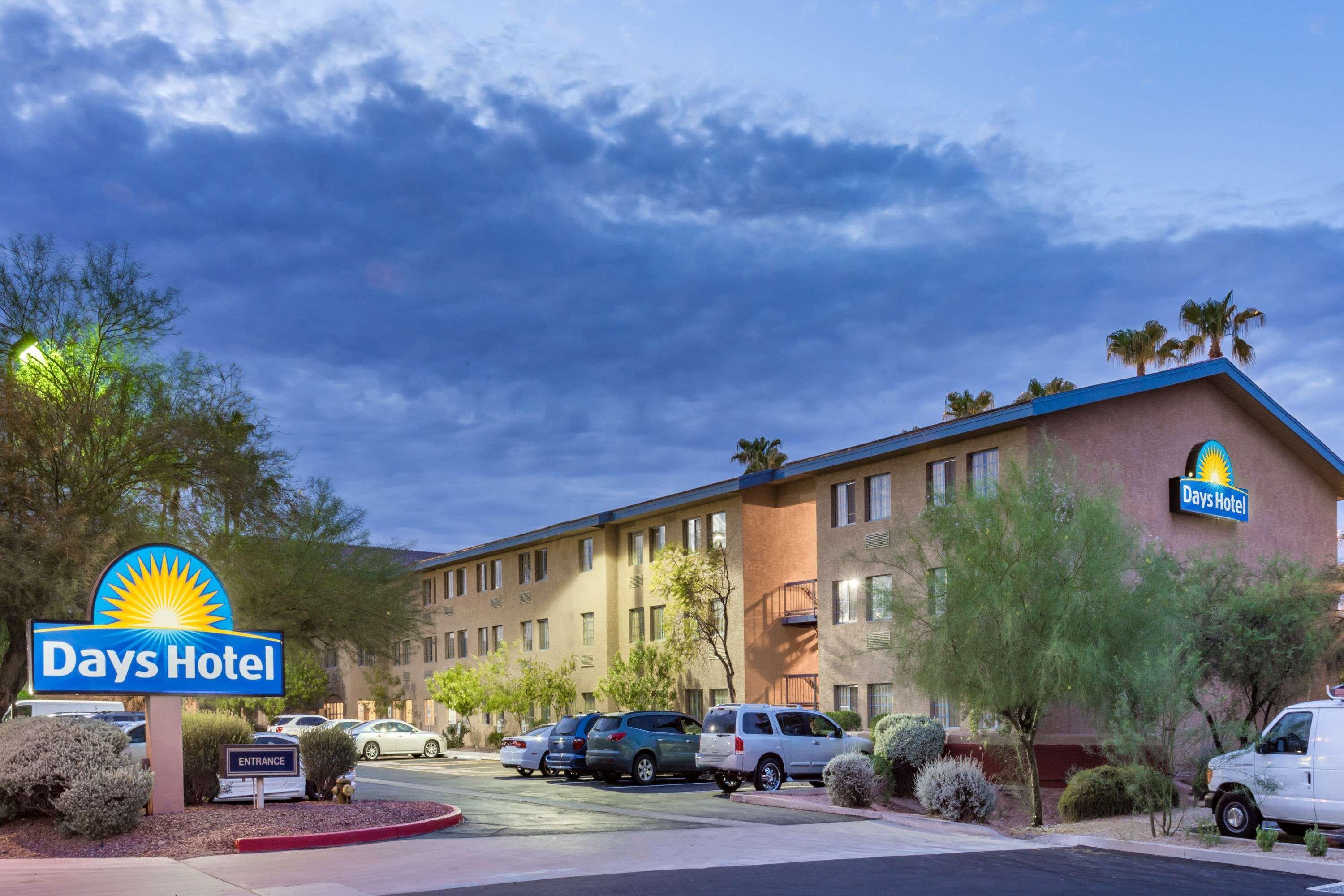 Days Inn & Suites By Wyndham Mesa Near Phoenix Exterior photo