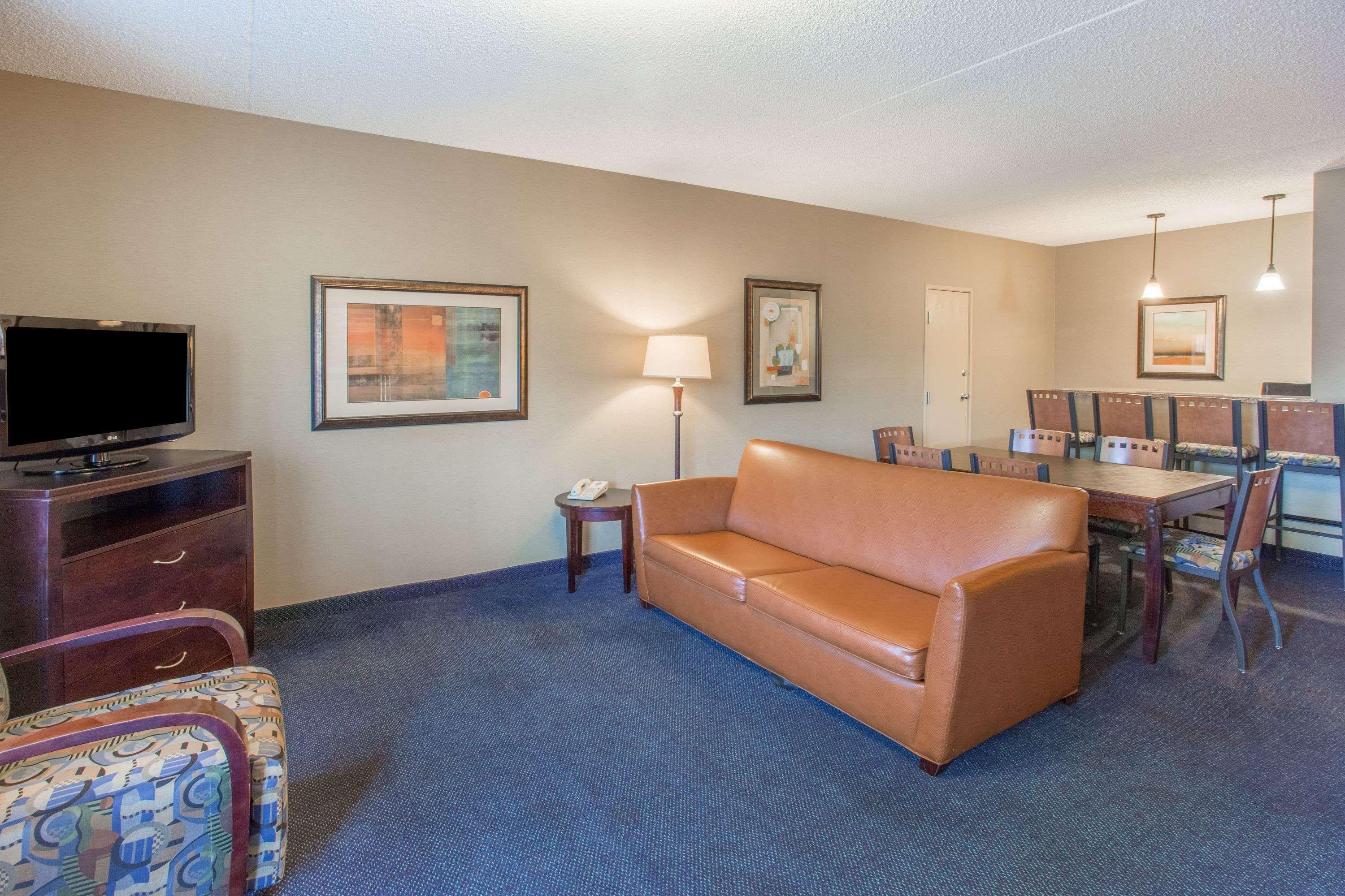 Days Inn & Suites By Wyndham Mesa Near Phoenix Exterior photo