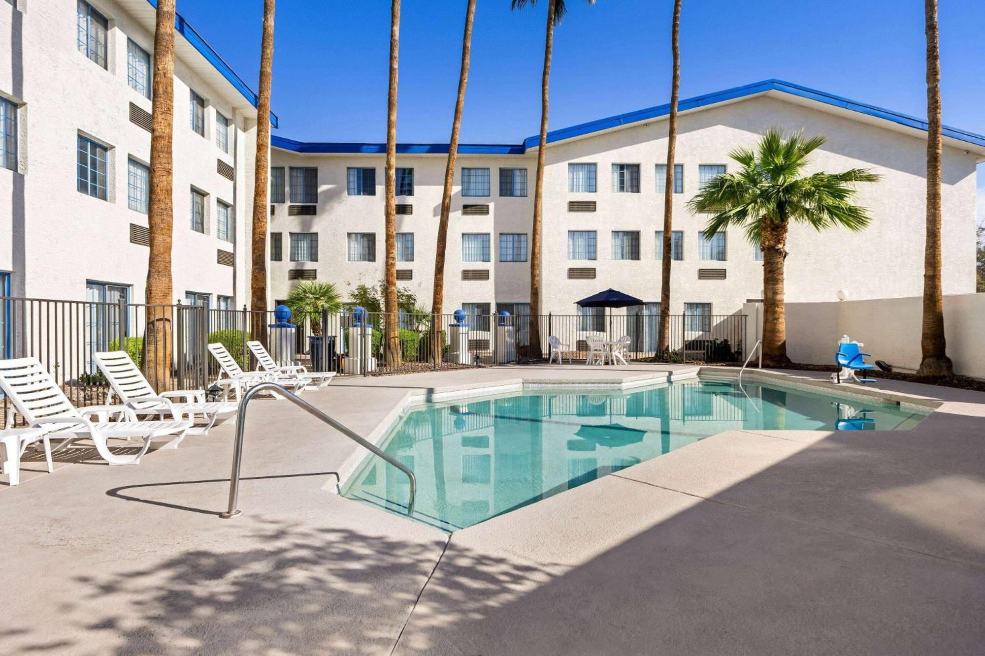 Days Inn & Suites By Wyndham Mesa Near Phoenix Exterior photo