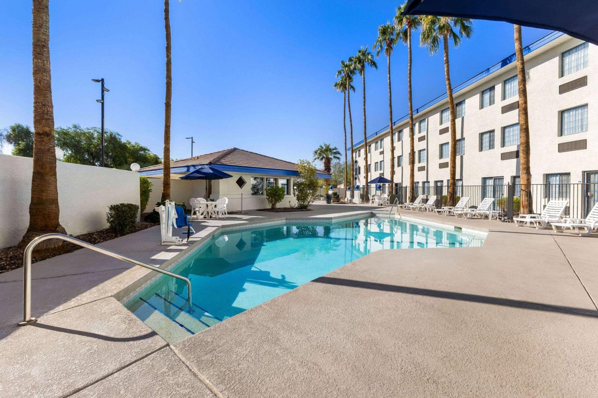 Days Inn & Suites By Wyndham Mesa Near Phoenix Exterior photo